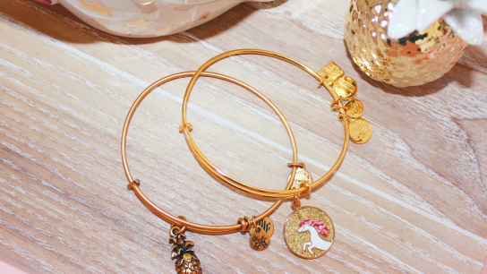 The Definitive Guide to Alex and Ani Bangles缩略图
