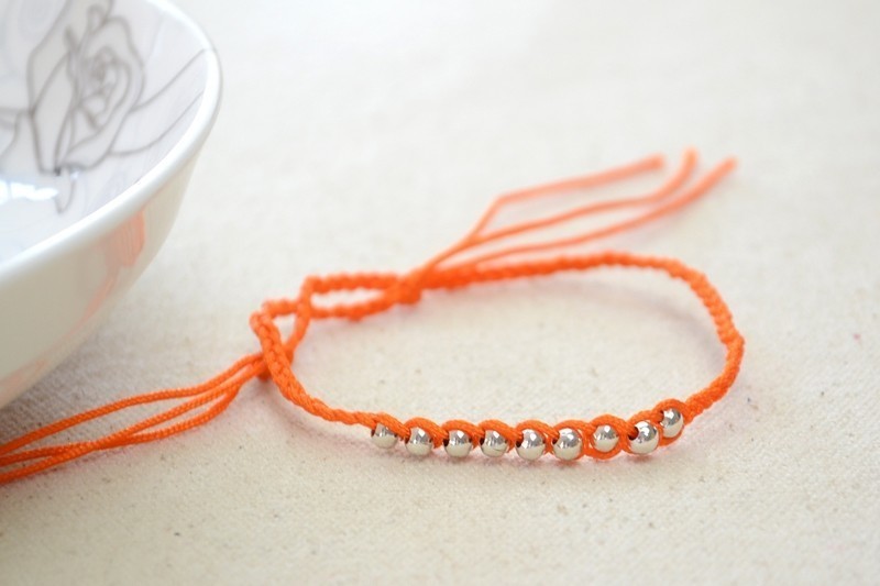 how to make bracelets with string and beads