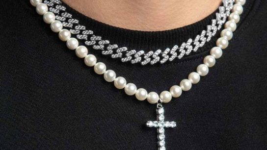 why are men wearing pearls